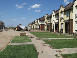 30 мая 2014. Ведутся работы по благоустройству и озеленению улицы в первой очереди строительства таунхаусов